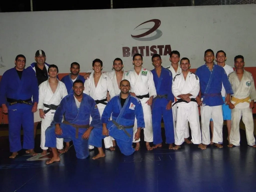 Pessoas de kimono em pé