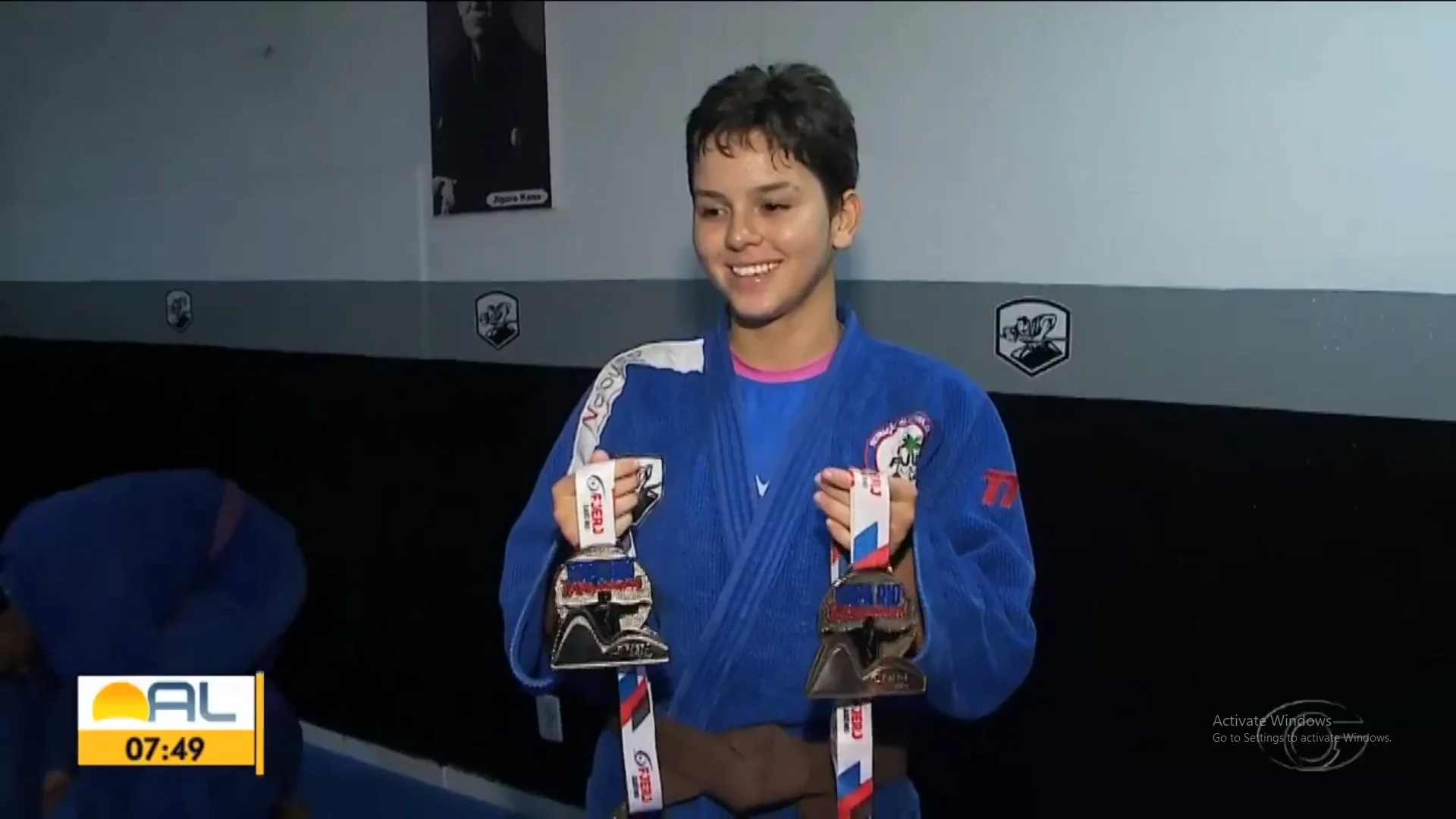 Atleta Manuela segurando medalhas
