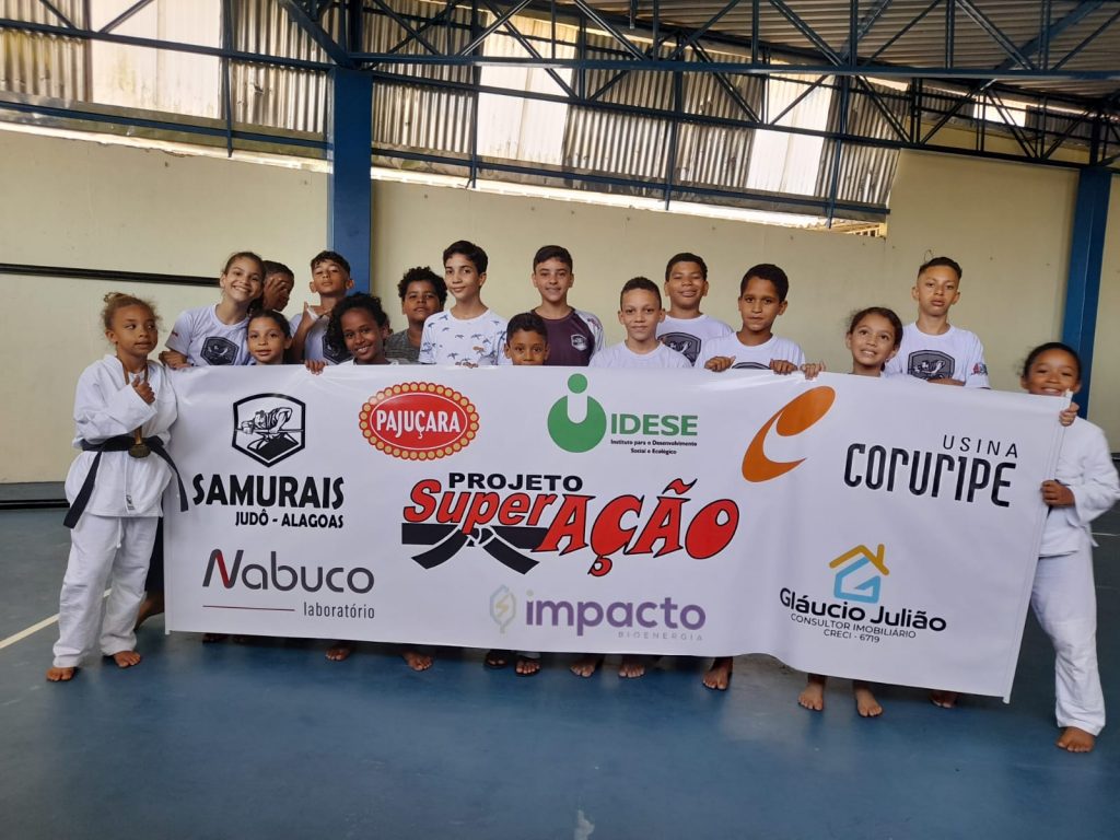 Crianças segurando uma banner branco