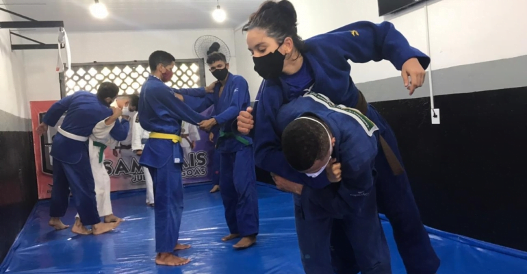 Jovens de kimono praticando judô