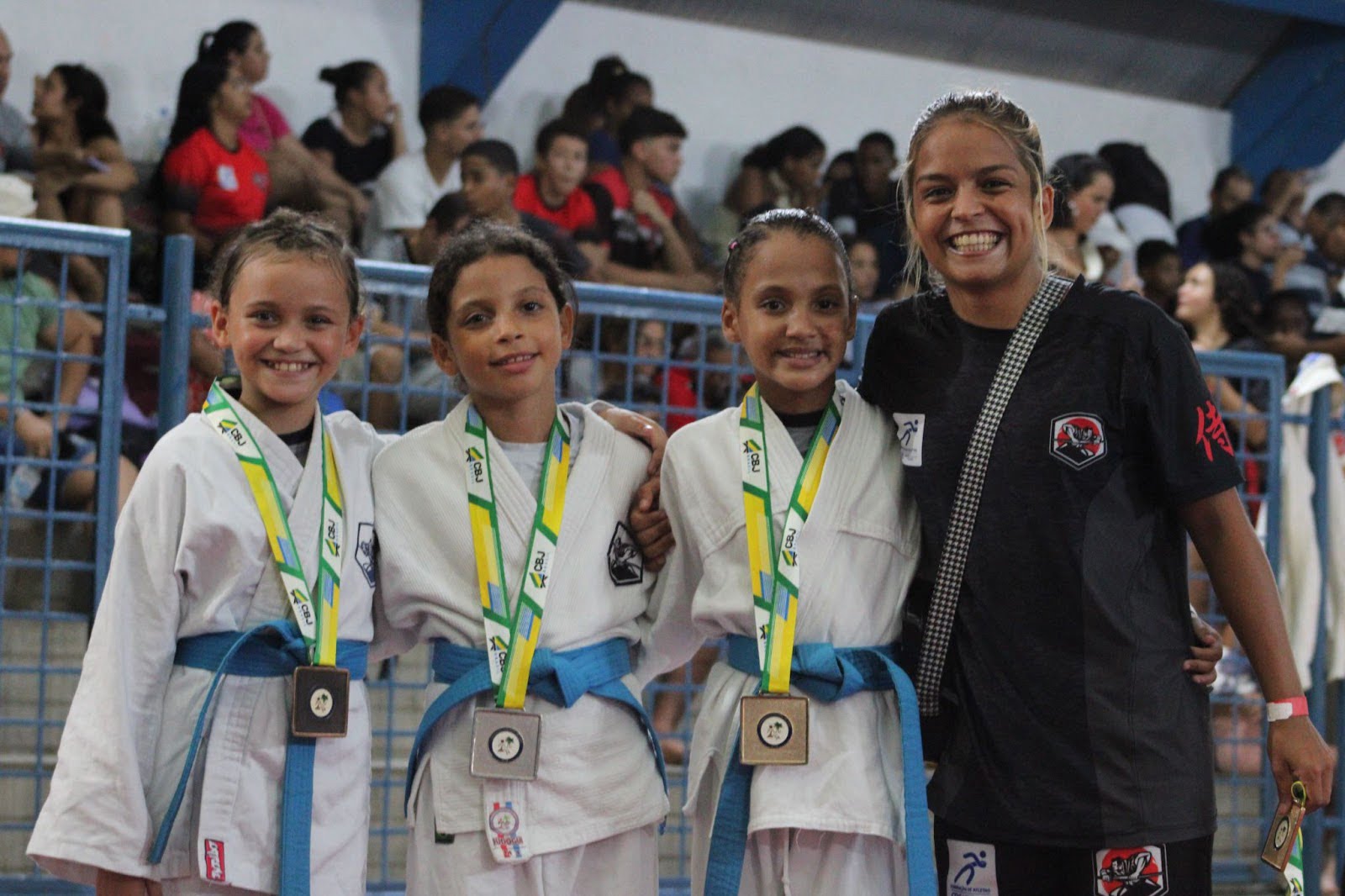 Jovens de kimono sorrindo