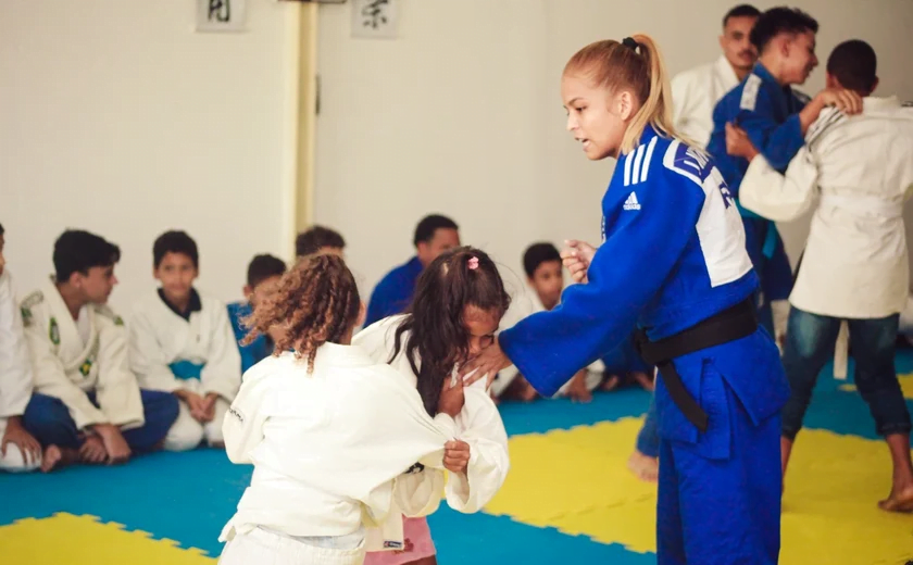 foto do dojo com duas crianças praticando judô