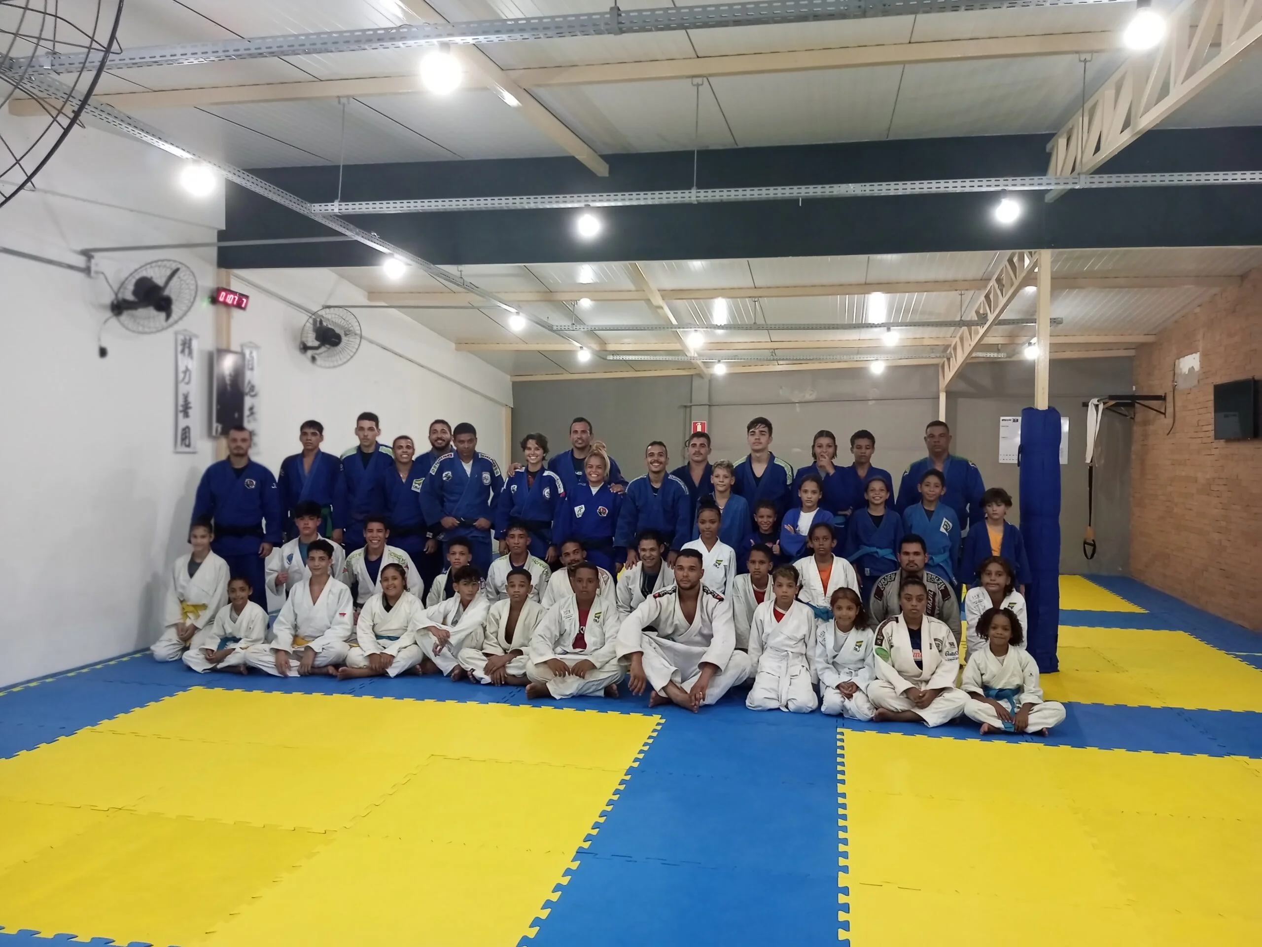 Pessoas com kimono no dojo samurais