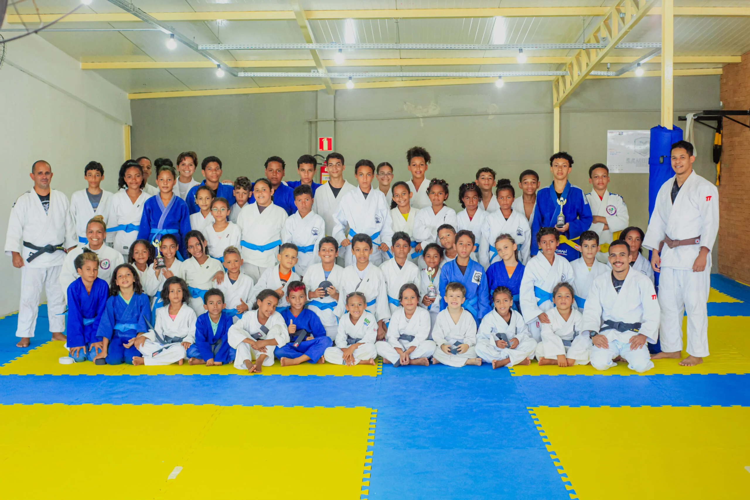 jovens com kimono do samurai judo