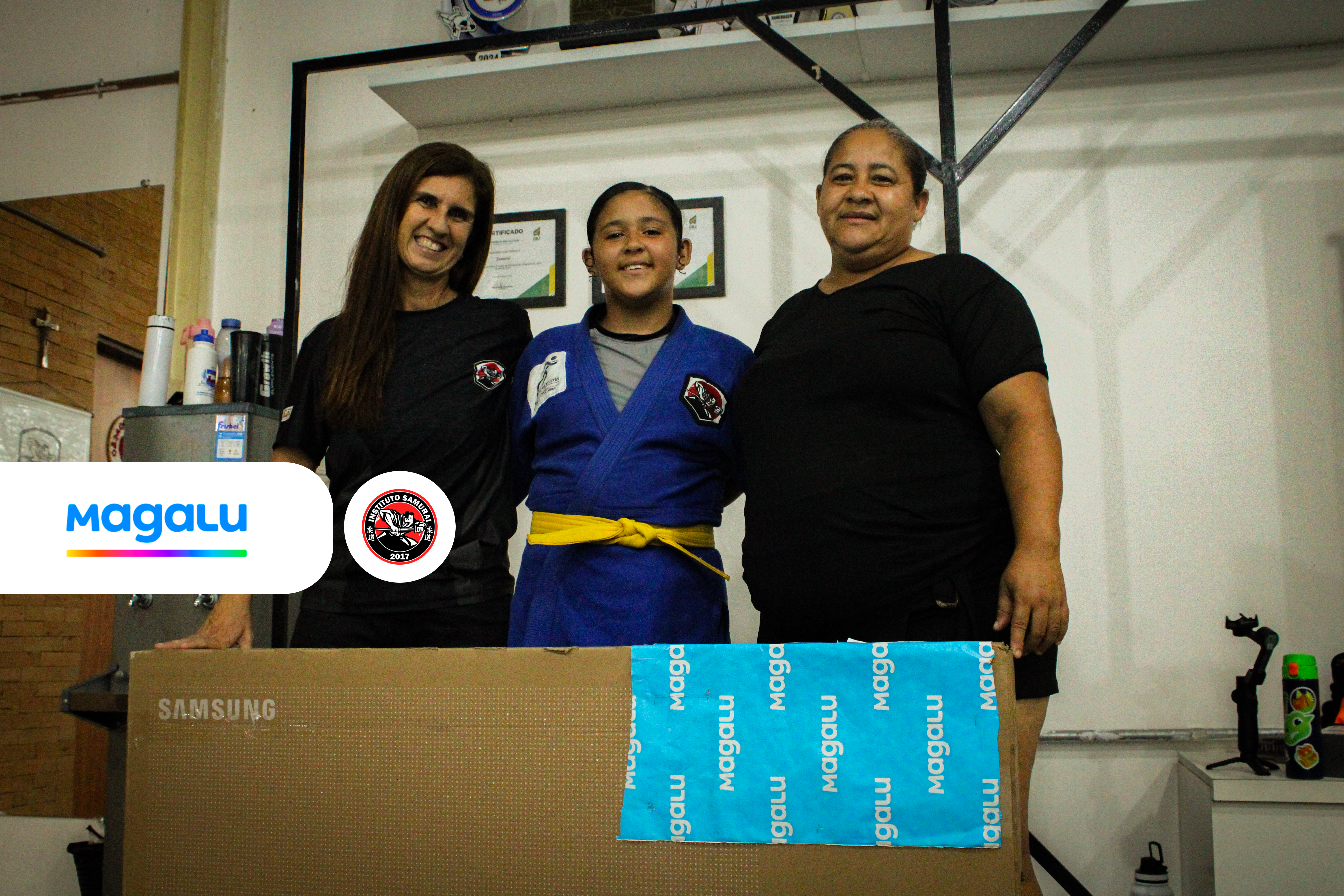Equipe samurais e ganhadora do sorteio da televisão sorrindo
