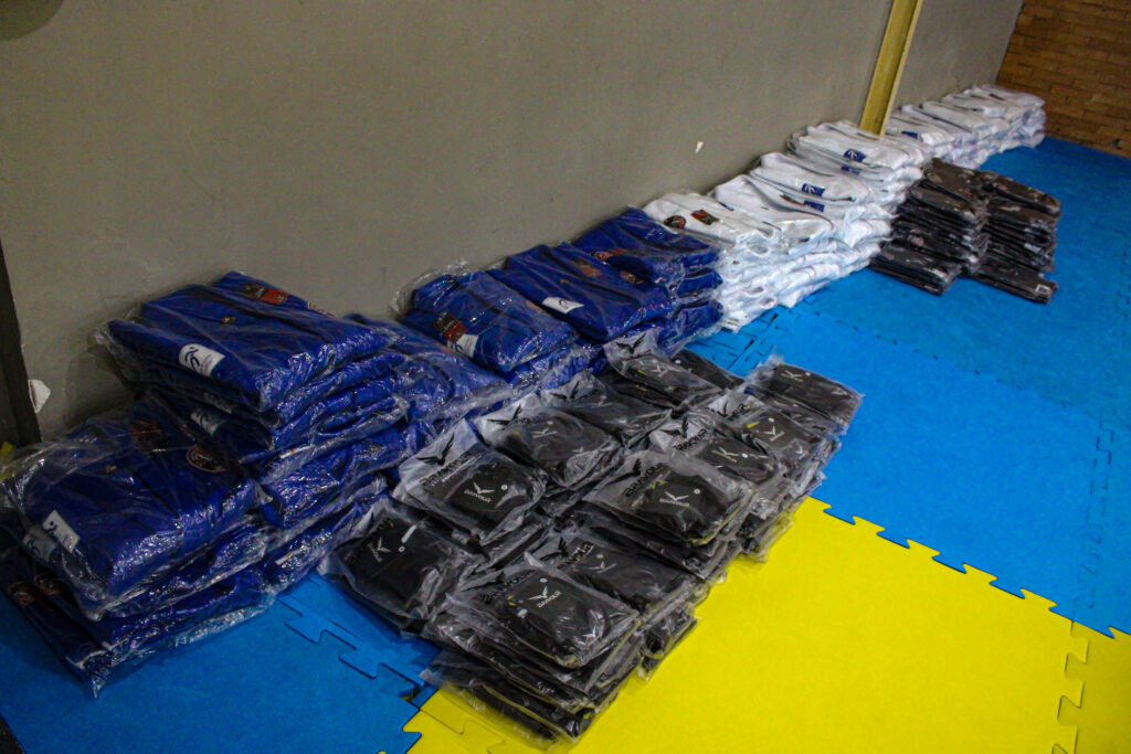 shorts, camisas de treino e kimonos de diversas cores