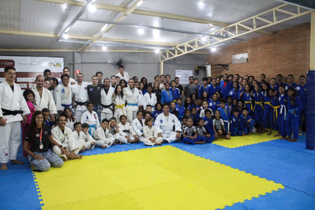 Equipe e atletas do Dojo Samurais com o Vice Prefeito Rodrigo Cunha